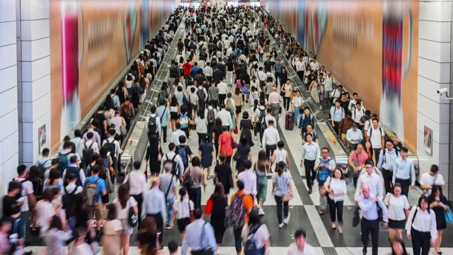 4K时间推移人群在香港地铁交通枢纽的高峰期行走