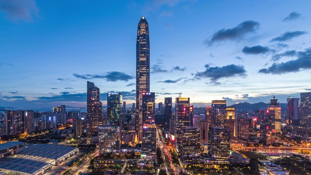 T/L WS HA PAN深圳平安金融中心和福田CBD天际线从黄昏到夜晚/中国深圳
