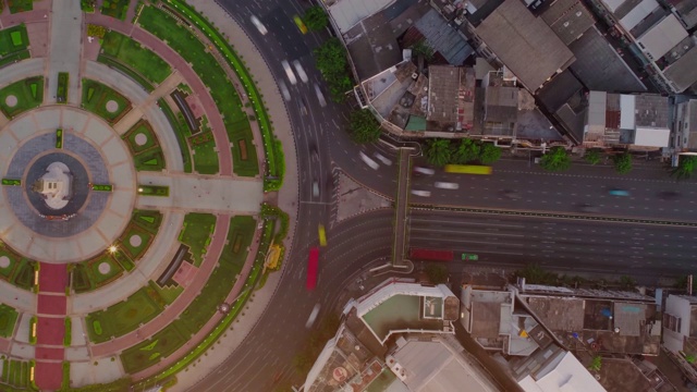 詳情圖-4K時(shí)間推移，空中俯瞰交通道路環(huán)島在城市，時(shí)間推移頂部道路在曼谷。