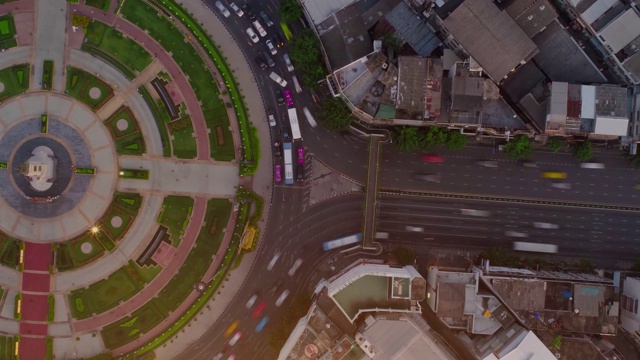 詳情圖-4K時(shí)間推移，空中俯瞰交通道路環(huán)島在城市，時(shí)間推移頂部道路在曼谷。