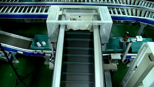 詳情圖-就像藥品在輸送線上一樣。工廠的藥品分揀技術(shù)。