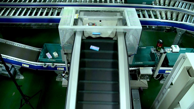 詳情圖-就像藥品在輸送線上一樣。工廠的藥品分揀技術(shù)。