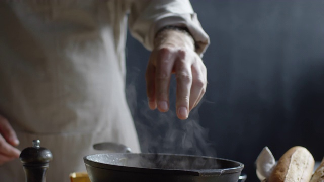 在煎锅上撒盐
