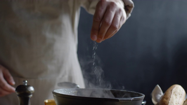 詳情圖-在煎鍋上撒鹽