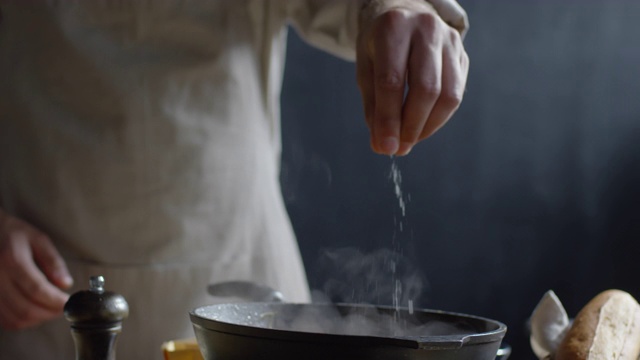 詳情圖-在煎鍋上撒鹽