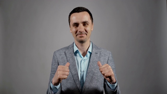 特写的年轻商人自鸣得意显示他的优越性