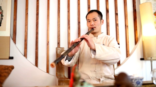 一名亚洲男子在太极学校玩箫