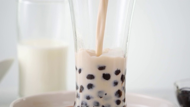 詳情圖-將奶茶倒入飲用杯中，加入臺灣流行的珍珠泡。