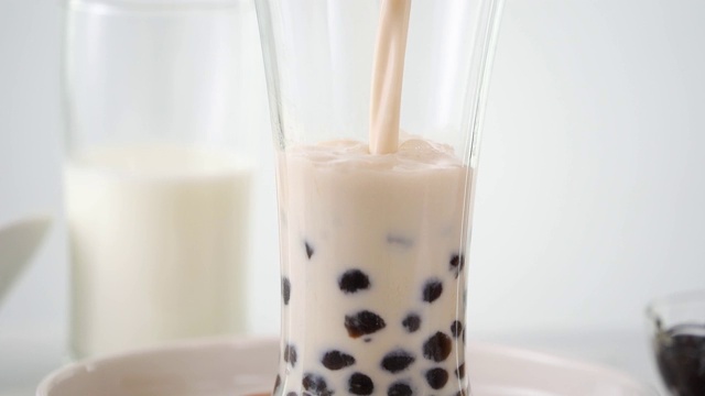 詳情圖-將奶茶倒入飲用杯中，加入臺灣流行的珍珠泡。