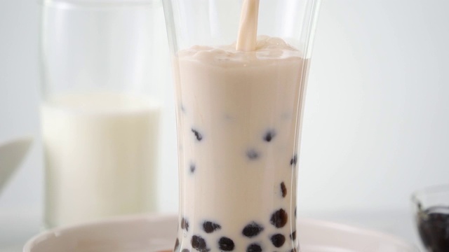 詳情圖-將奶茶倒入飲用杯中，加入臺灣流行的珍珠泡。