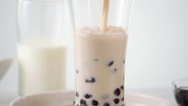 詳情圖-將奶茶倒入飲用杯中，加入臺灣流行的珍珠泡。