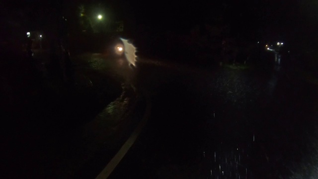 沿着路的旅程。泰国的夜径。