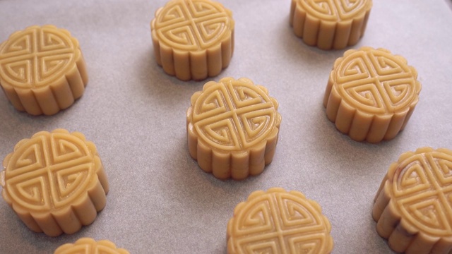 自制的粤式月饼糕点放在烤盘上烘烤