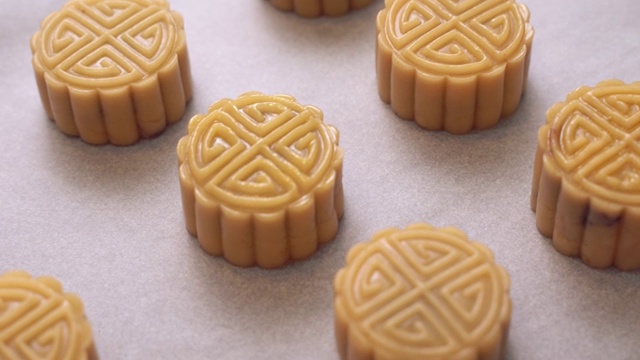 烤盘-自制粤式月饼，放在烤盘上烘烤