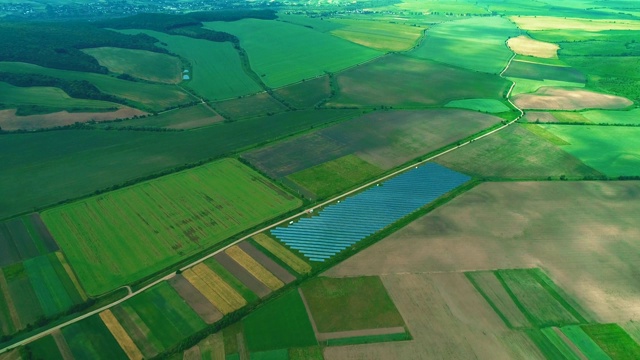 太阳能电池在大量的分配。通过鸟瞰图飞行。4 k。