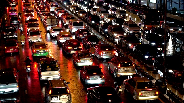 在泰国曼谷的雨夜，蓓芙兰路拥挤的交通堵塞。