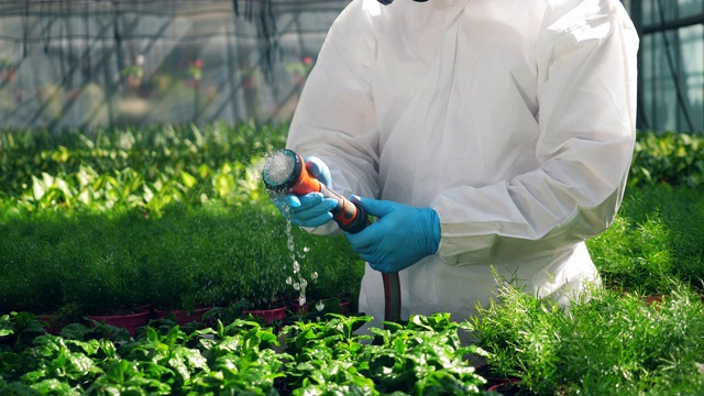 生物学家打开了施肥软管