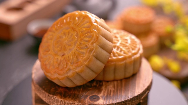 詳情圖-美麗的月餅在木托盤旋轉(zhuǎn)，茶和花在黑石板背景。中國傳統(tǒng)中秋節(jié)概念視頻。