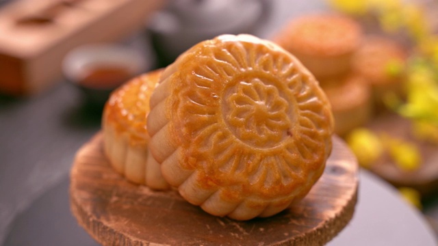 詳情圖-美麗的月餅在木托盤旋轉(zhuǎn)，茶和花在黑石板背景。中國傳統(tǒng)中秋節(jié)概念視頻。