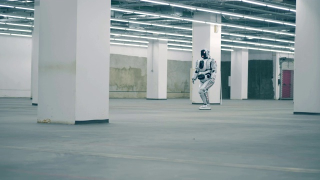詳情圖-一個機器人在一個房間里行走，特寫。