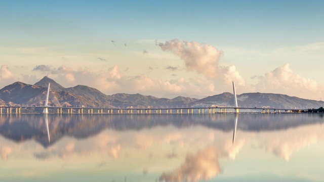 T/L MS ZI深圳湾到香港大桥随着移动的云时间流逝