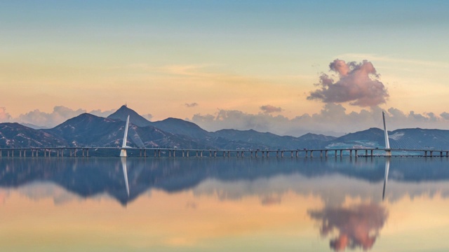 详情图-T/L,MS,ZI深圳湾到香港大桥随着移动的云时间流逝