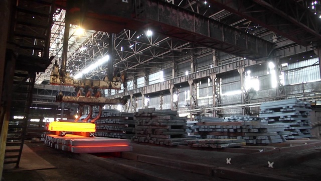 詳情圖-在冶金廠工作吊車和采暖井。冶金錠。均熱爐起重機(jī)