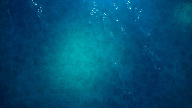 海或海，海浪近景。碧波海水。蓝色清澈的水。可以看到沙质海床。海浪俯视图。3 d动画4 k