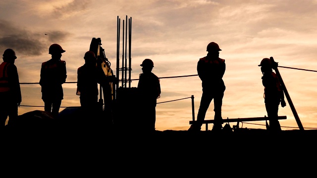 详情图-在建筑工地工作的工人们的剪影。建筑工人正在为绑扎钢筋和混凝土工作做准备