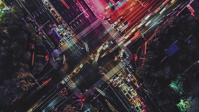 市区过街天桥航拍图