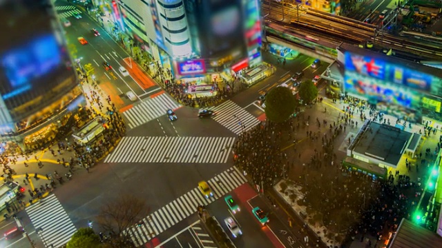 4 k。随着时间的推移，夜晚的行人和日本东京涩谷的交通