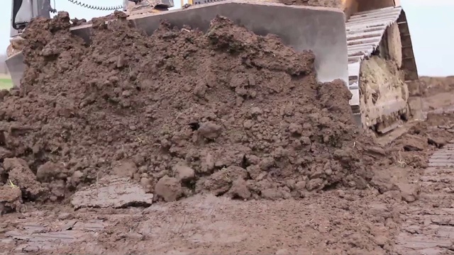 重型推土机、推土机正在平整施工现场