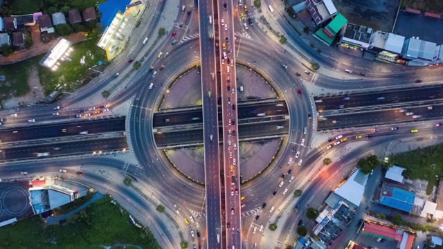 从白天到夜晚放大:放大环视道路交通