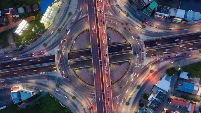詳情圖-從白天到夜晚放大:放大環(huán)視道路交通