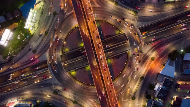詳情圖-從白天到夜晚放大:放大環(huán)視道路交通
