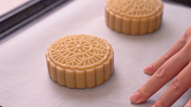 中秋月饼制作工艺——在烤盘上成型月饼糕点的形状。女性节日自制概念。