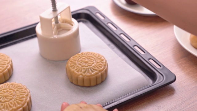 中秋月饼制作工艺——在烤盘上成型月饼糕点的形状。女性节日自制概念。