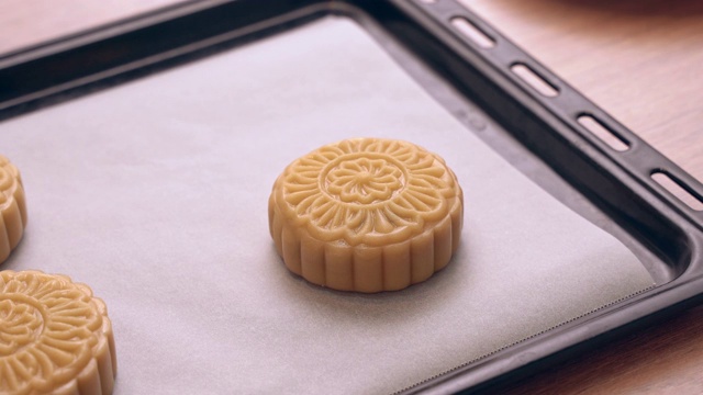中秋月饼制作工艺——在烤盘上成型月饼糕点的形状。女性节日自制概念。