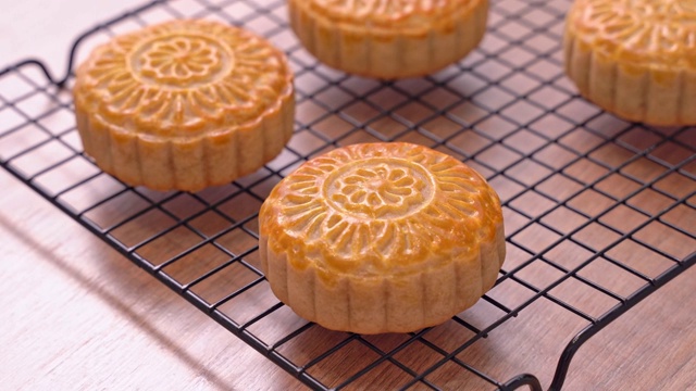 详情图-新鲜出炉的中国传统中秋节月饼糕点，特写，卡车拍摄运动。4,k决议。
