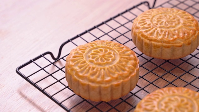 详情图-新鲜出炉的中国传统中秋节月饼糕点，特写，卡车拍摄运动。4,k决议。