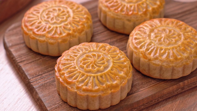 詳情圖-新鮮出爐的中國月餅糕點(diǎn)在木制托盤上為傳統(tǒng)中秋節(jié)服務(wù)，近距離，卡車拍攝運(yùn)動。4,k決議。