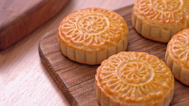 詳情圖-新鮮出爐的中國月餅糕點(diǎn)在木制托盤上為傳統(tǒng)中秋節(jié)服務(wù)，近距離，卡車拍攝運(yùn)動。4,k決議。