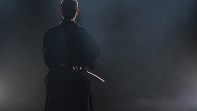 剑道教练用武士刀练习武术。慢动作