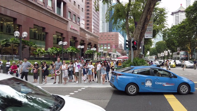 白天时间新加坡城著名的购物区，交通拥挤的街道全景4k