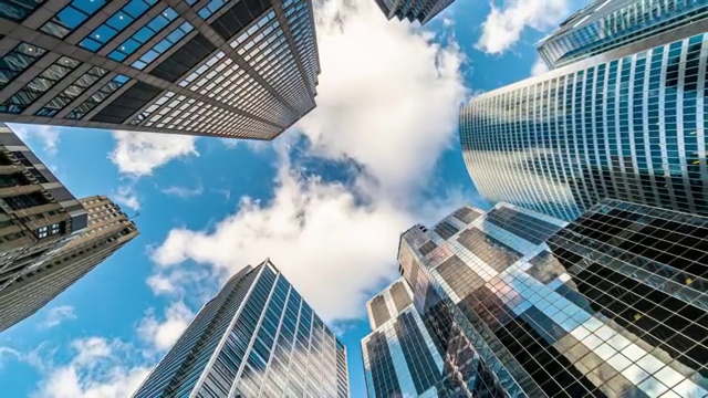 详情图-4K时间流逝芝加哥市中心摩天大楼的上升角度与高楼之间的云反射，伊利诺伊州，美国，商业和透视概念