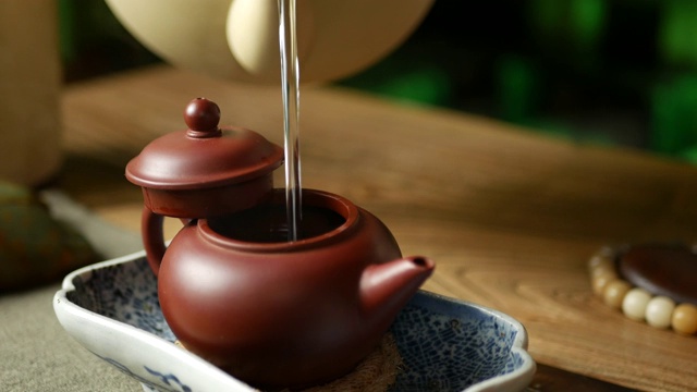 一个男人按照中国传统习俗冲泡普洱茶