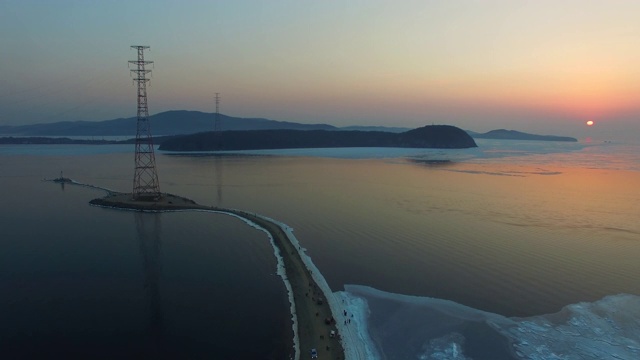 阿穆尔湾的海上日落。俄罗斯符拉迪沃斯托克