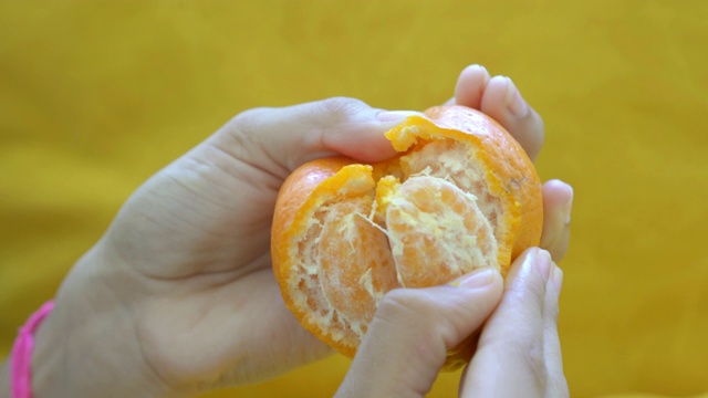 剥橘子