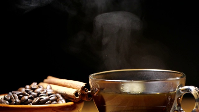 详情图-在黑色背景的慢动作中，将黑咖啡倒入一个带有蒸汽的杯子中