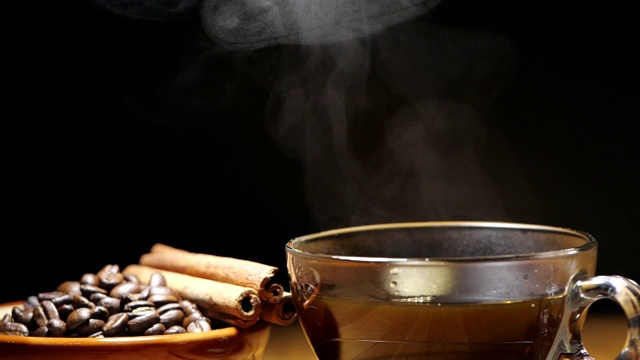 详情图-在黑色背景的慢动作中，将黑咖啡倒入一个带有蒸汽的杯子中